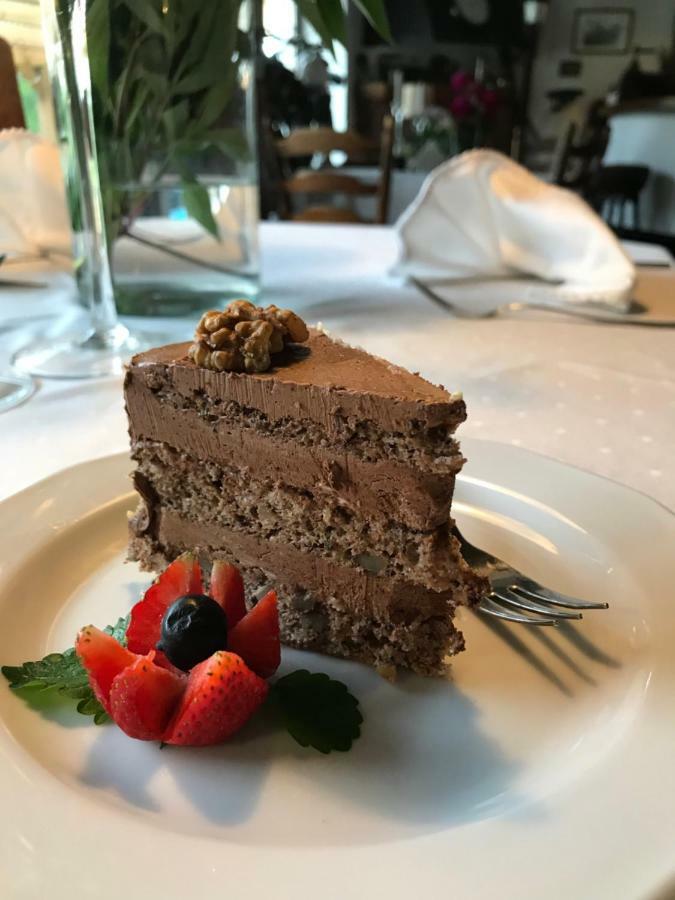 Restauracja Pensjonat Buda Кросно Экстерьер фото